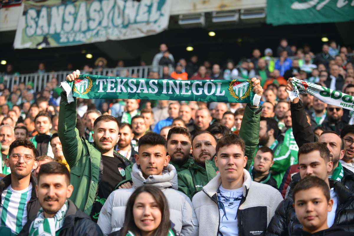 (FOTO GALERİ) BURSASPOR-DÜZCE MAÇINDAN TARAFTAR FOTOĞRAFLARI