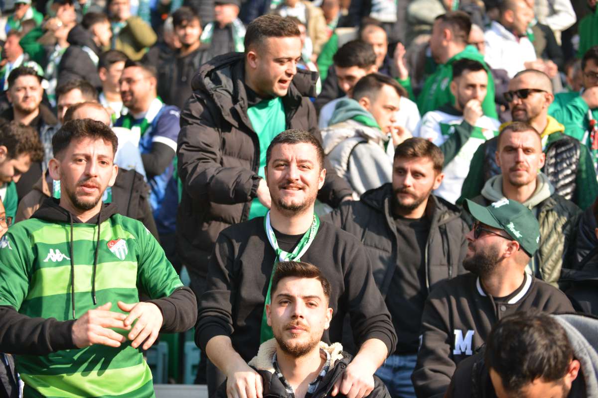 (FOTO GALERİ) BURSASPOR-DÜZCE MAÇINDAN TARAFTAR FOTOĞRAFLARI