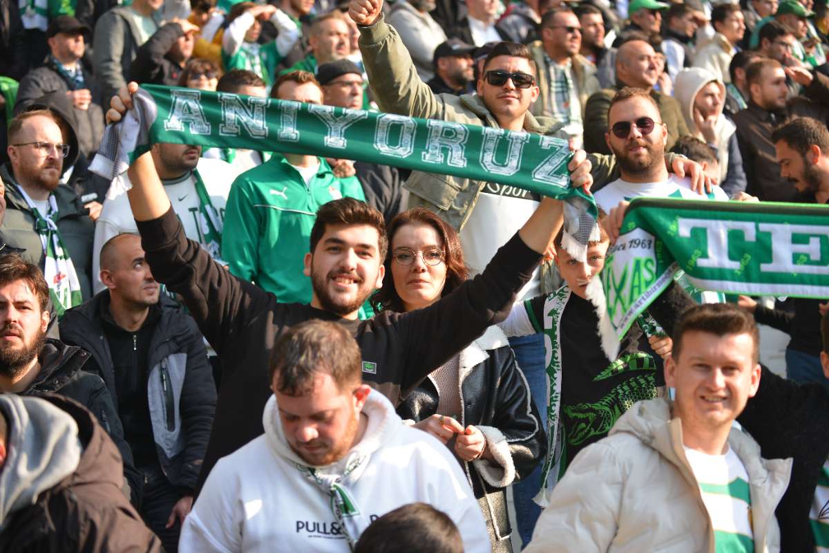 (FOTO GALERİ) BURSASPOR-DÜZCE MAÇINDAN TARAFTAR FOTOĞRAFLARI