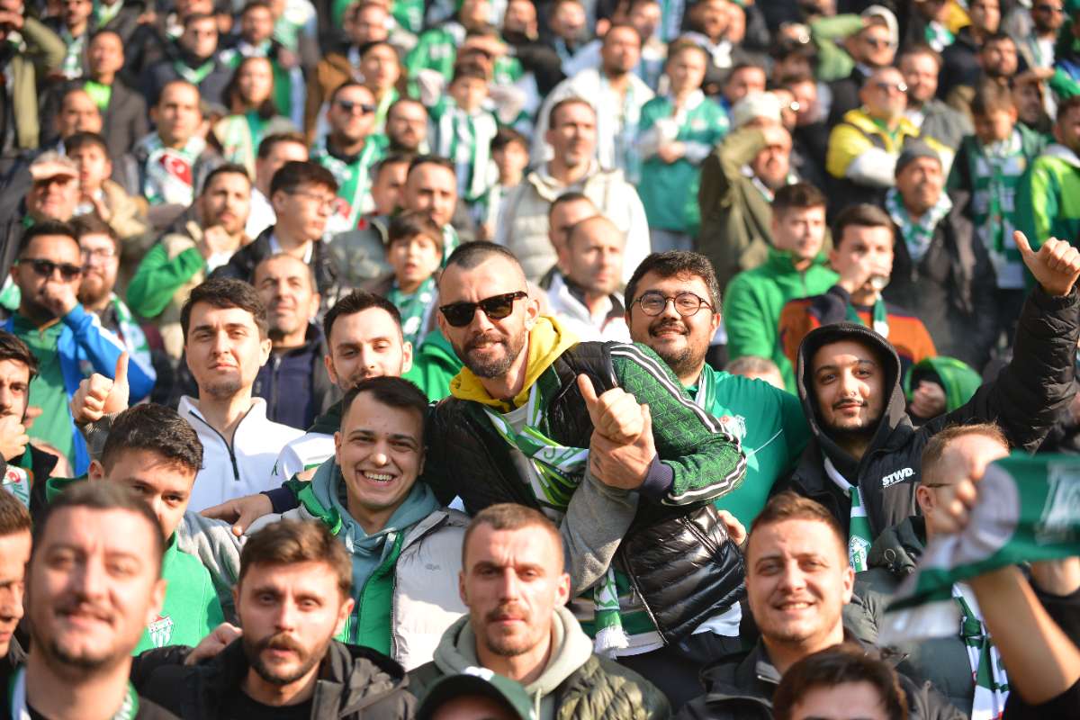 (FOTO GALERİ) BURSASPOR-DÜZCE MAÇINDAN TARAFTAR FOTOĞRAFLARI