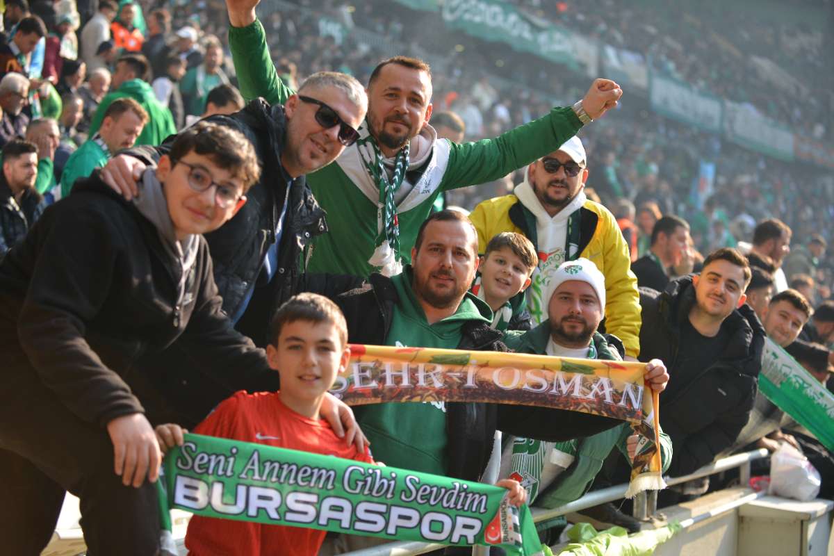 (FOTO GALERİ) BURSASPOR-DÜZCE MAÇINDAN TARAFTAR FOTOĞRAFLARI