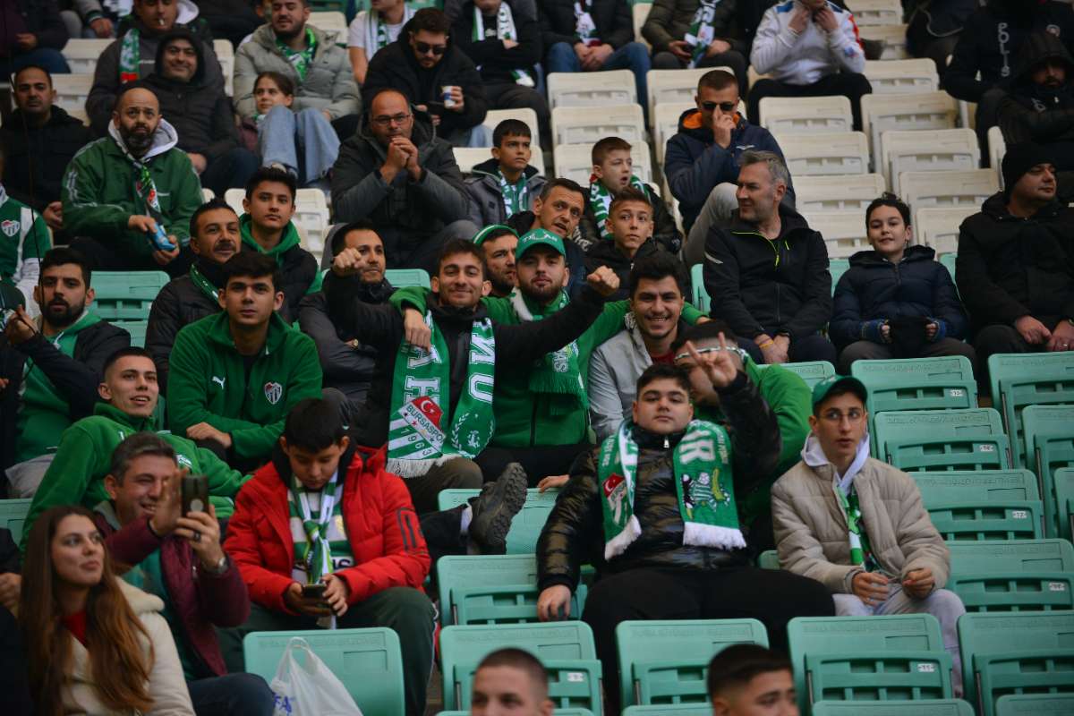 (FOTO GALERİ) BURSASPOR-DÜZCE MAÇINDAN TARAFTAR FOTOĞRAFLARI