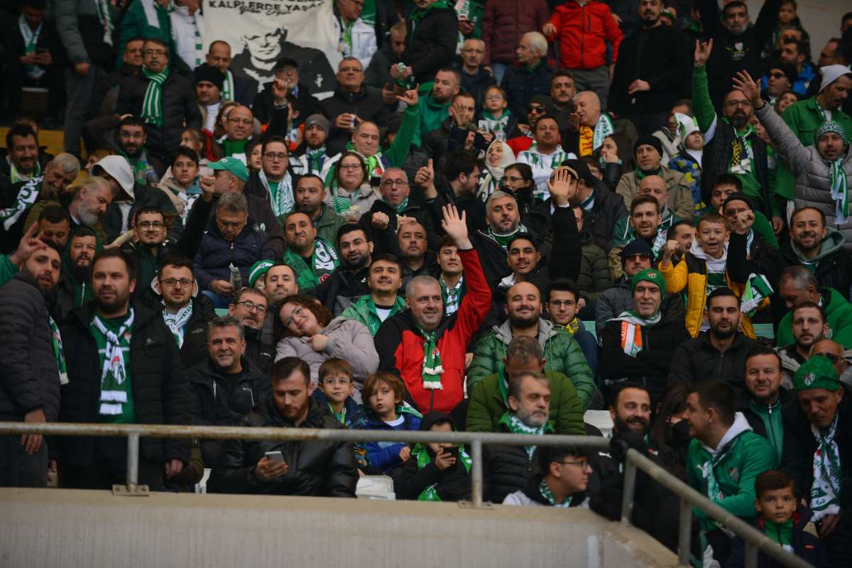 (FOTO GALERİ) BURSASPOR-DÜZCE MAÇINDAN TARAFTAR FOTOĞRAFLARI