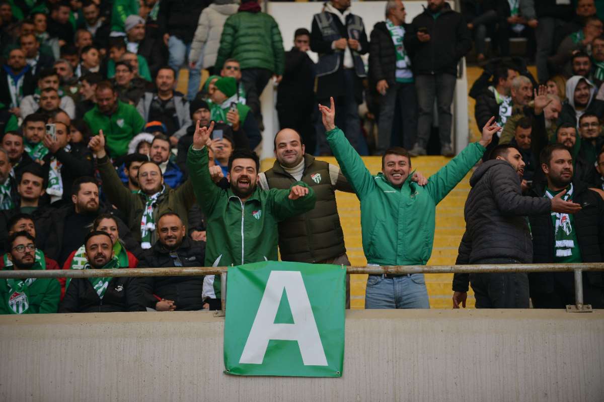 (FOTO GALERİ) BURSASPOR-DÜZCE MAÇINDAN TARAFTAR FOTOĞRAFLARI