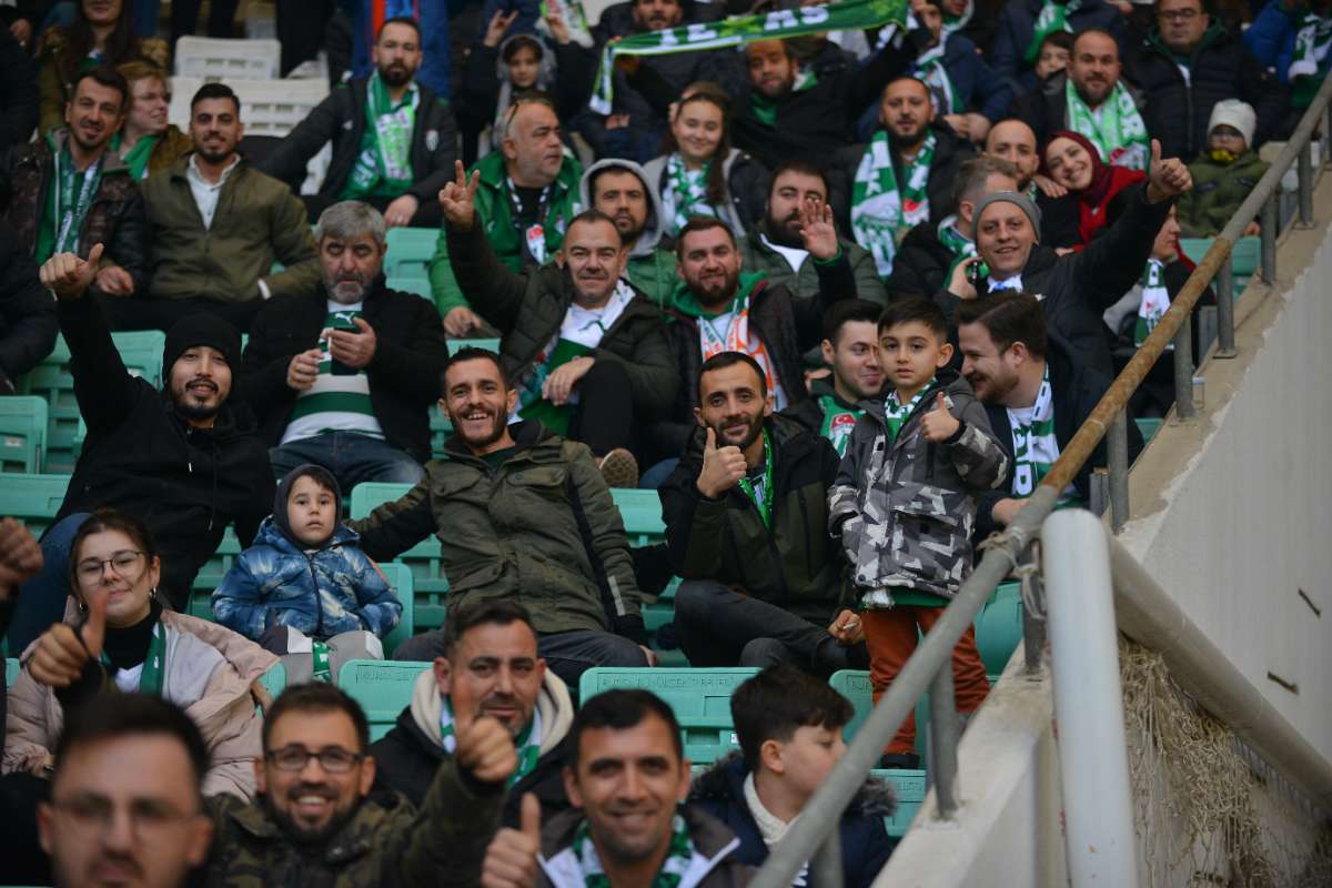 (FOTO GALERİ) BURSASPOR-DÜZCE MAÇINDAN TARAFTAR FOTOĞRAFLARI