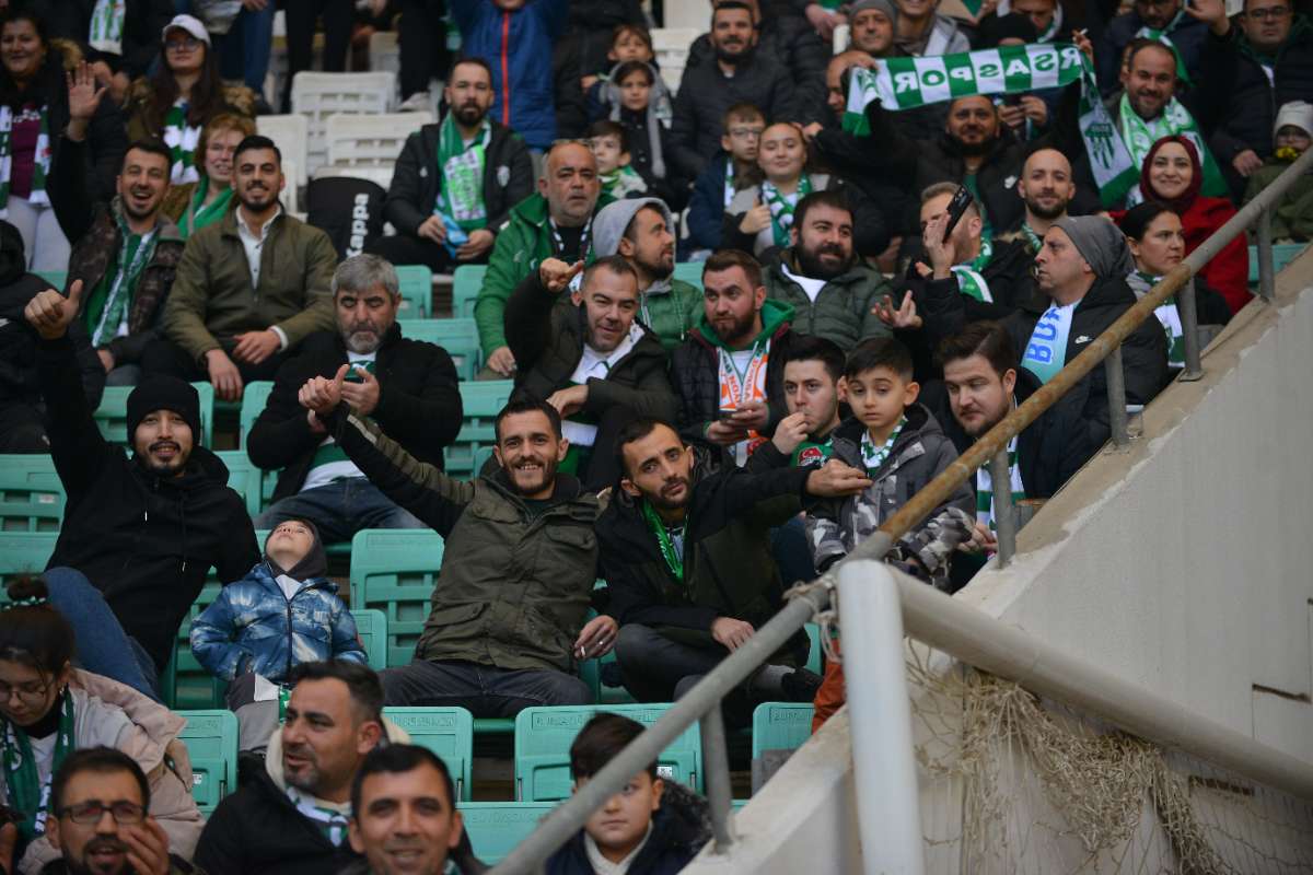 (FOTO GALERİ) BURSASPOR-DÜZCE MAÇINDAN TARAFTAR FOTOĞRAFLARI