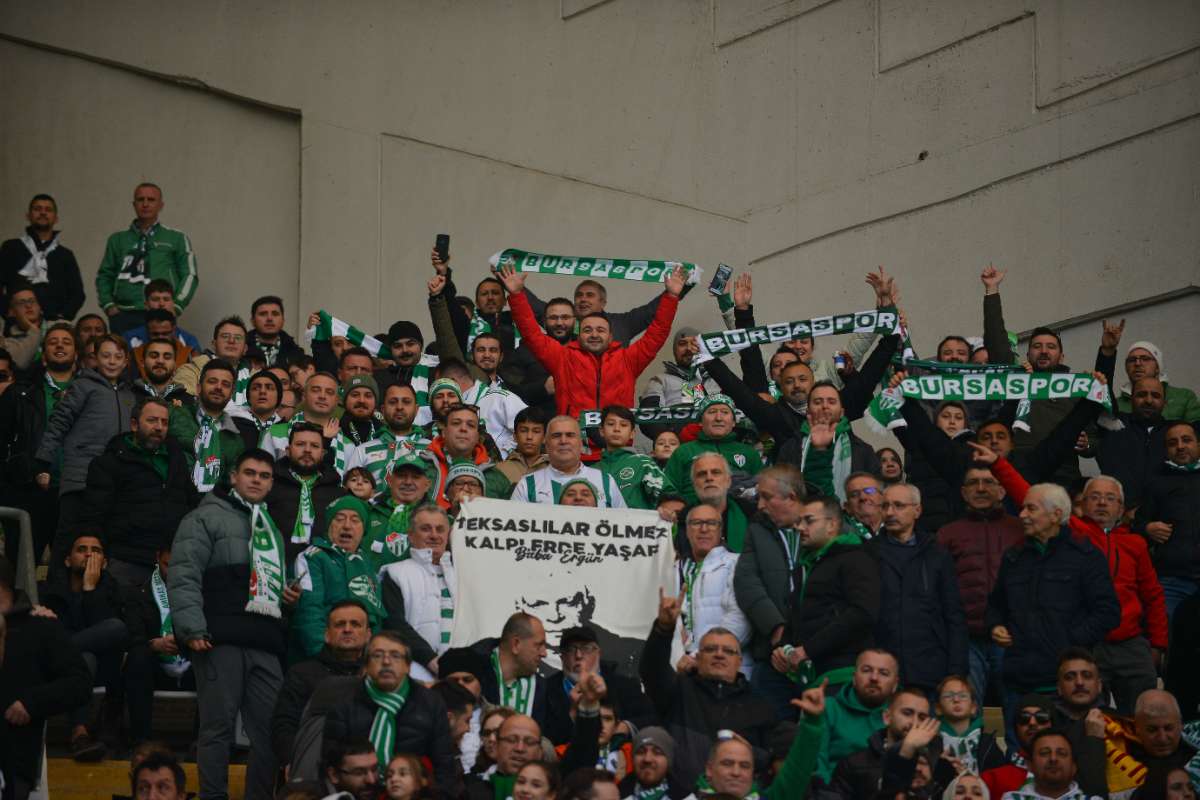 (FOTO GALERİ) BURSASPOR-DÜZCE MAÇINDAN TARAFTAR FOTOĞRAFLARI