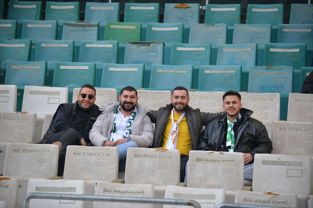 (FOTO GALERİ) BURSASPOR-DÜZCE MAÇINDAN TARAFTAR FOTOĞRAFLARI