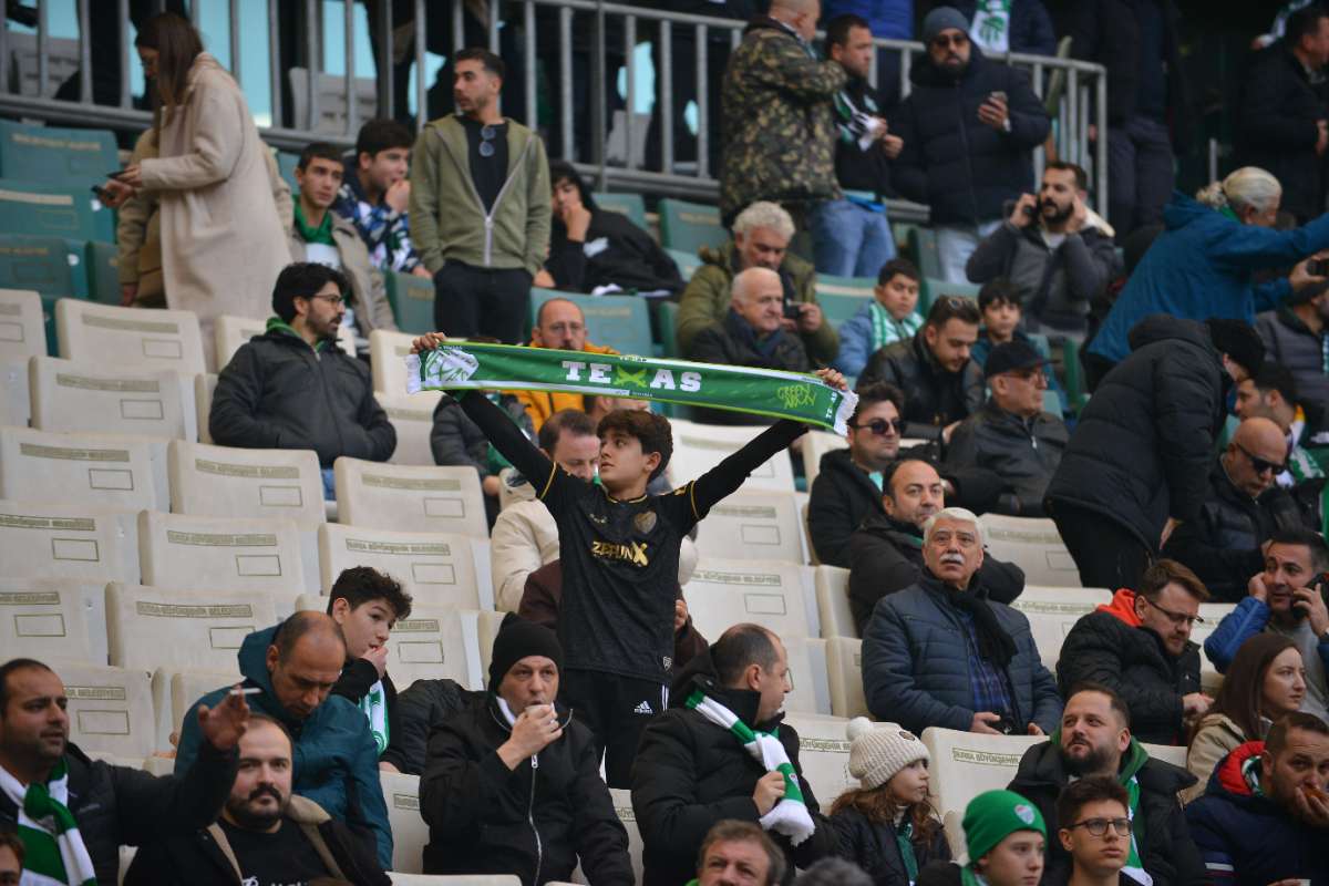 (FOTO GALERİ) BURSASPOR-DÜZCE MAÇINDAN TARAFTAR FOTOĞRAFLARI