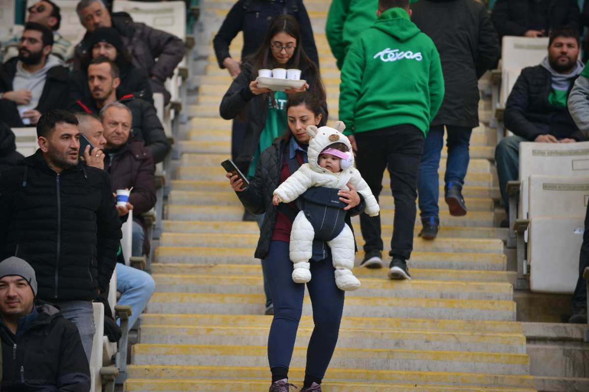 (FOTO GALERİ) BURSASPOR-DÜZCE MAÇINDAN TARAFTAR FOTOĞRAFLARI