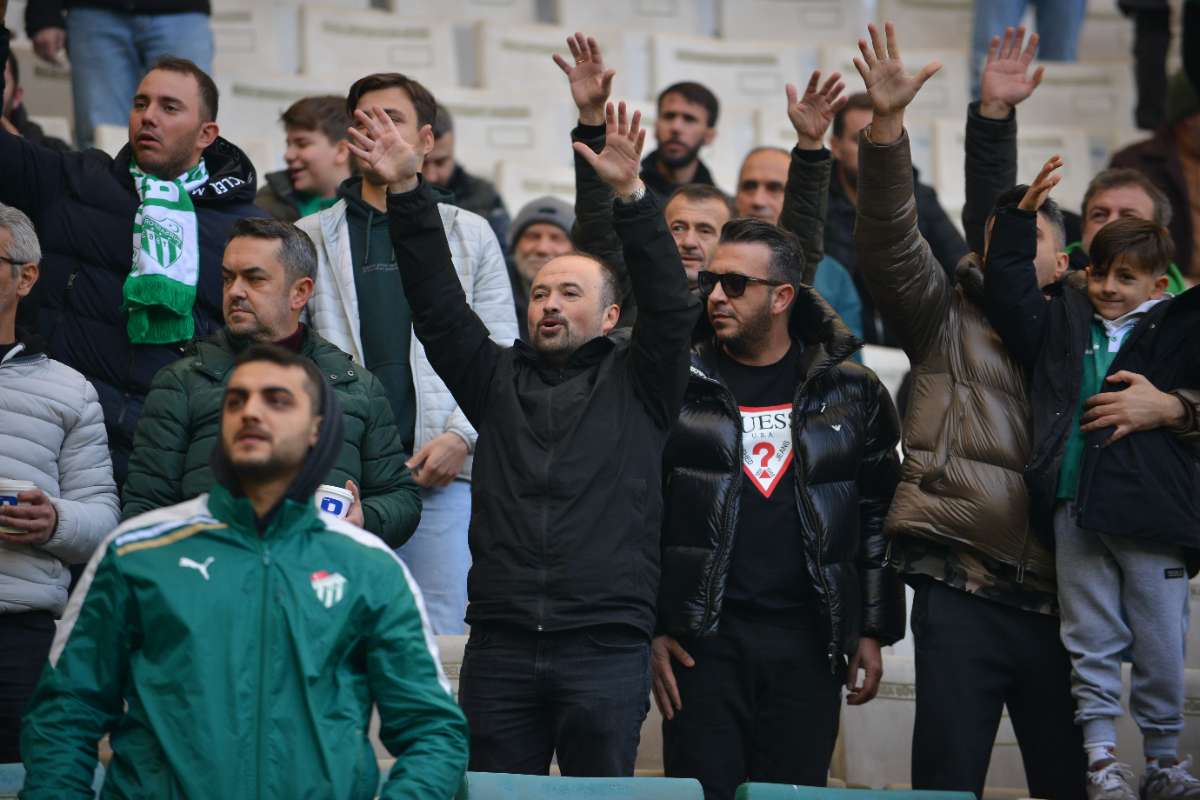 (FOTO GALERİ) BURSASPOR-DÜZCE MAÇINDAN TARAFTAR FOTOĞRAFLARI