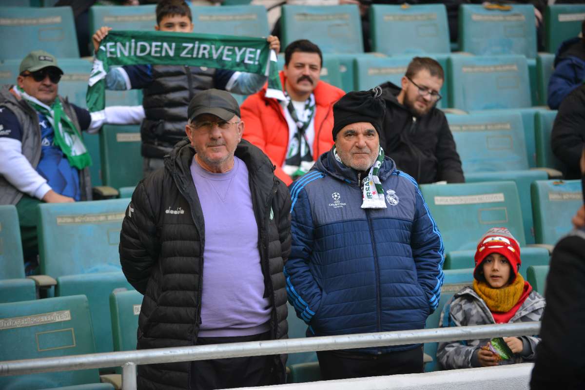 (FOTO GALERİ) BURSASPOR-DÜZCE MAÇINDAN TARAFTAR FOTOĞRAFLARI