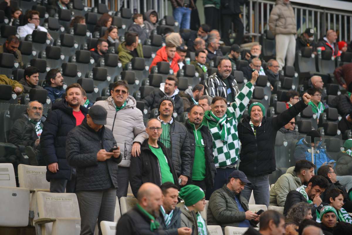 (FOTO GALERİ) BURSASPOR-DÜZCE MAÇINDAN TARAFTAR FOTOĞRAFLARI