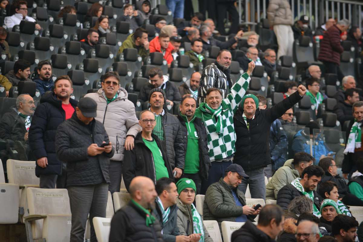 (FOTO GALERİ) BURSASPOR-DÜZCE MAÇINDAN TARAFTAR FOTOĞRAFLARI