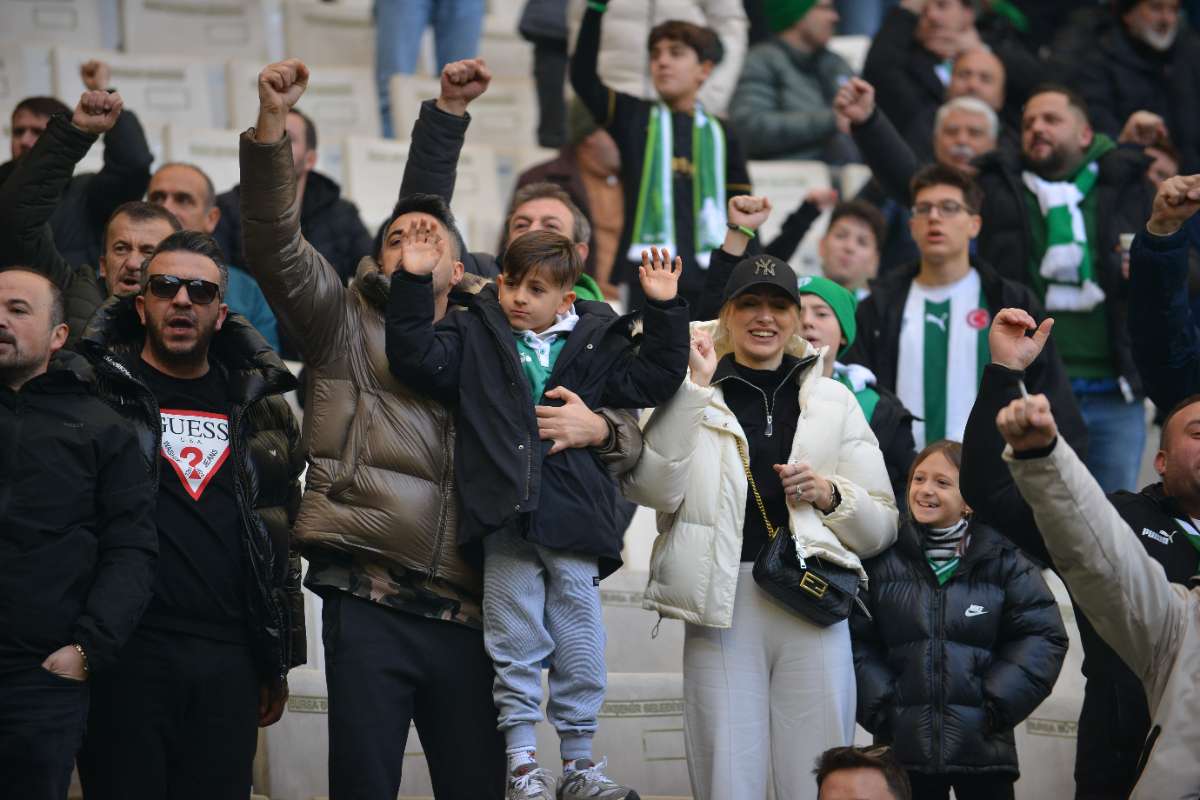 (FOTO GALERİ) BURSASPOR-DÜZCE MAÇINDAN TARAFTAR FOTOĞRAFLARI