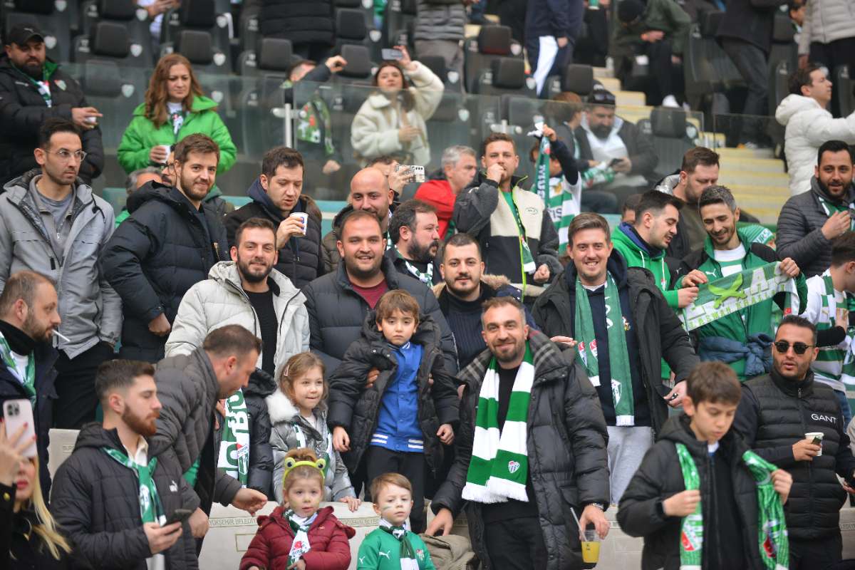 (FOTO GALERİ) BURSASPOR-DÜZCE MAÇINDAN TARAFTAR FOTOĞRAFLARI