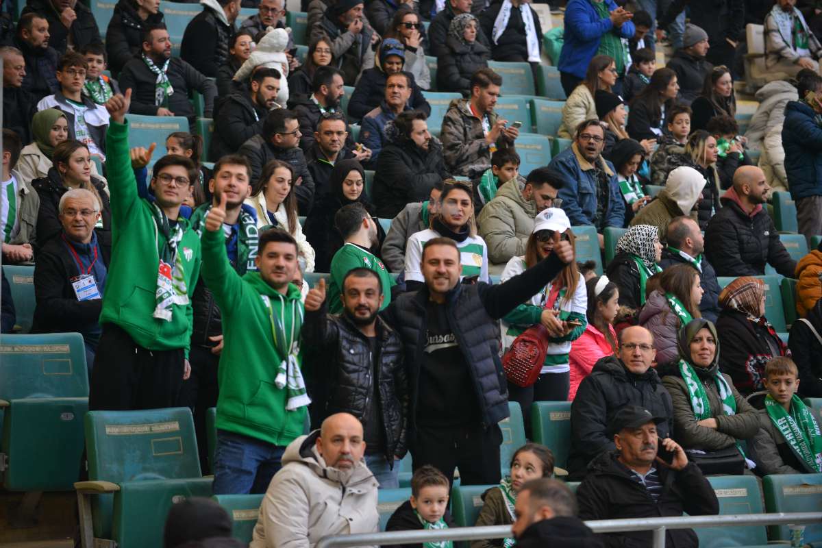 (FOTO GALERİ) BURSASPOR-DÜZCE MAÇINDAN TARAFTAR FOTOĞRAFLARI