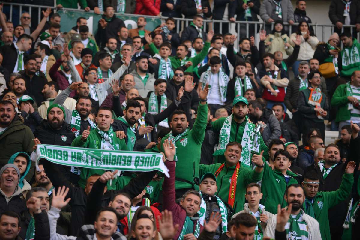 (FOTO GALERİ) BURSASPOR-DÜZCE MAÇINDAN TARAFTAR FOTOĞRAFLARI