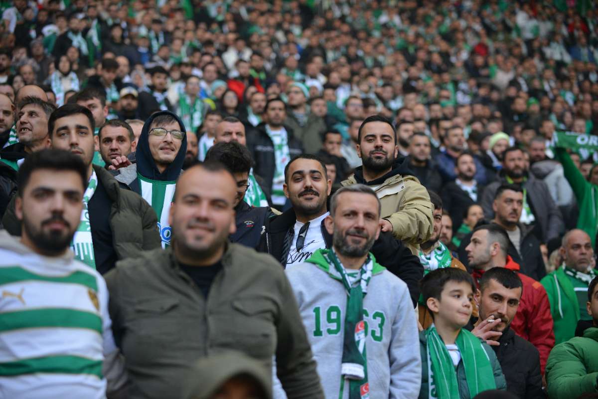 (FOTO GALERİ) BURSASPOR-DÜZCE MAÇINDAN TARAFTAR FOTOĞRAFLARI