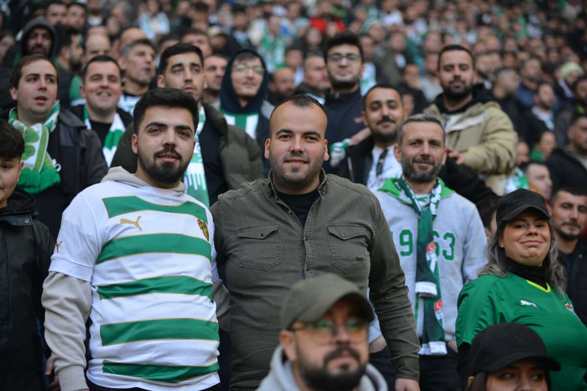 (FOTO GALERİ) BURSASPOR-DÜZCE MAÇINDAN TARAFTAR FOTOĞRAFLARI