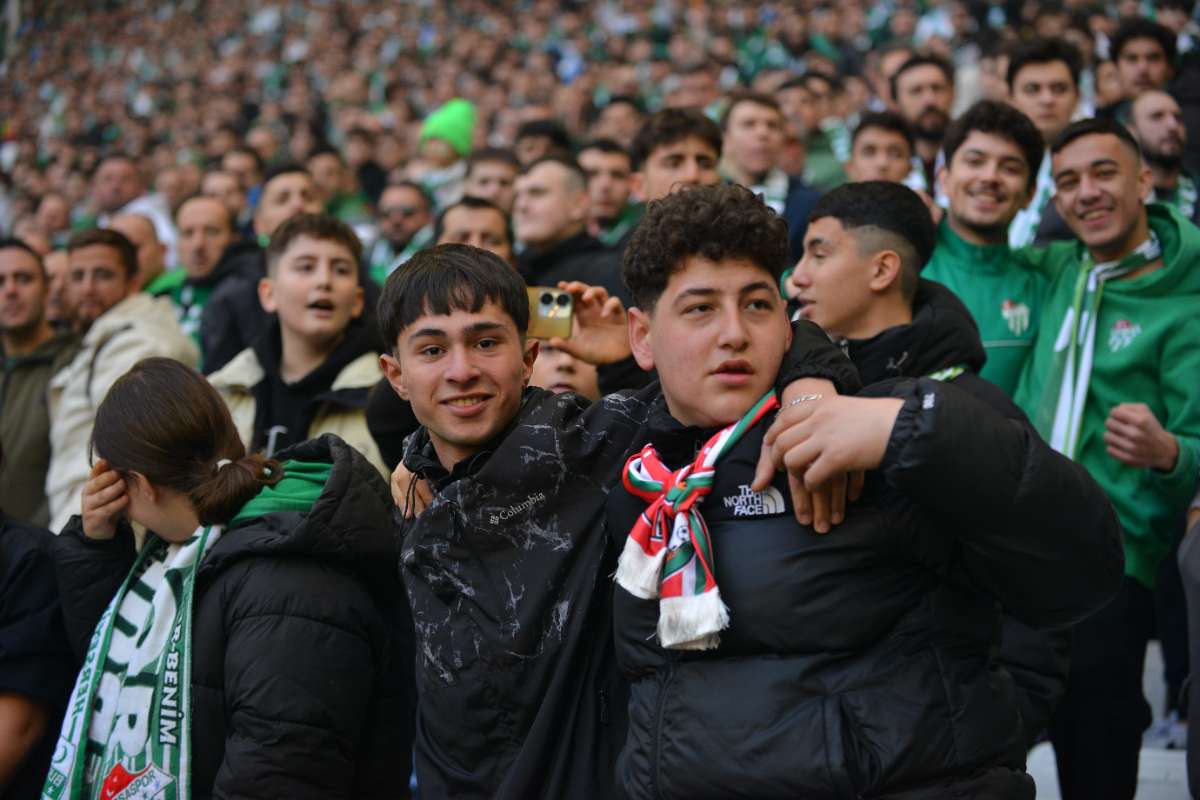 (FOTO GALERİ) BURSASPOR-DÜZCE MAÇINDAN TARAFTAR FOTOĞRAFLARI