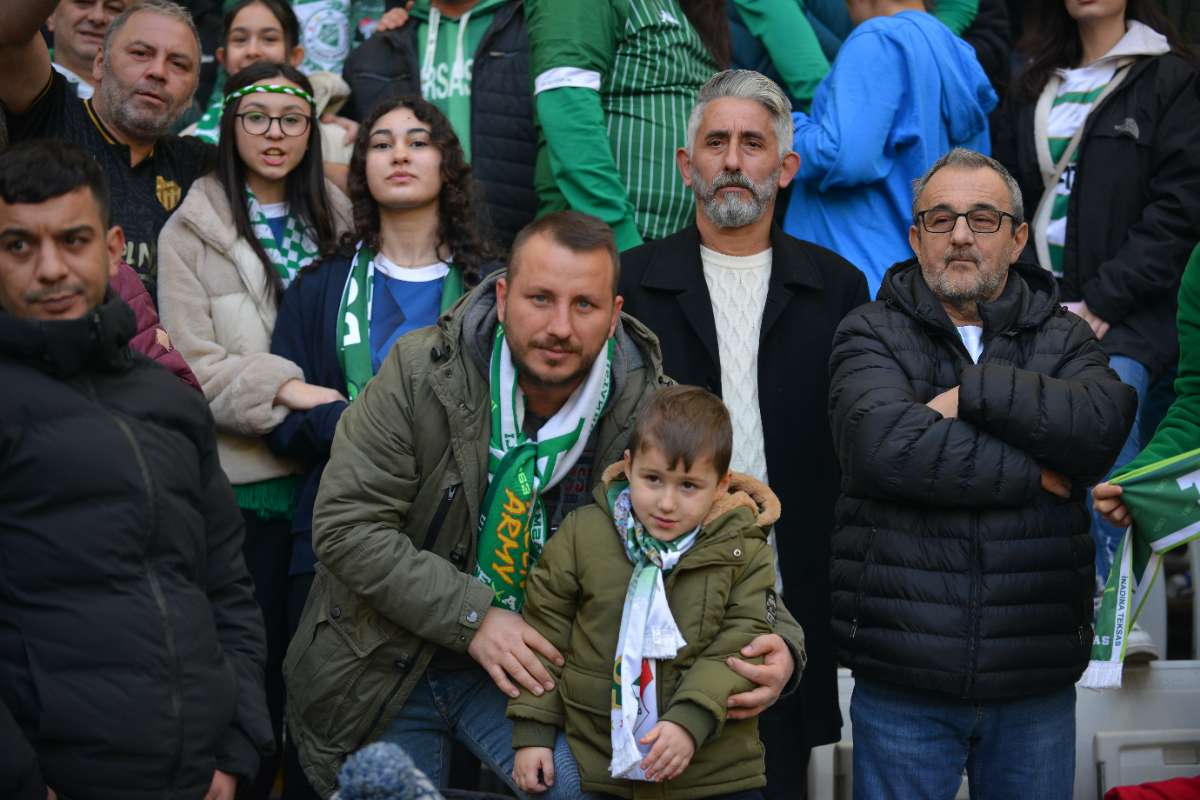 (FOTO GALERİ) BURSASPOR-DÜZCE MAÇINDAN TARAFTAR FOTOĞRAFLARI