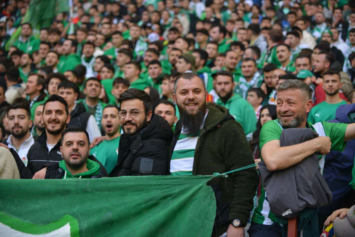 (FOTO GALERİ) BURSASPOR-DÜZCE MAÇINDAN TARAFTAR FOTOĞRAFLARI