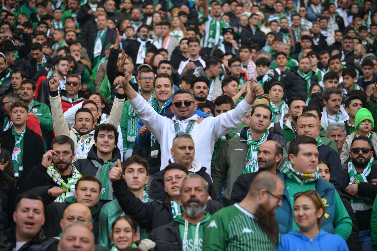 (FOTO GALERİ) BURSASPOR-DÜZCE MAÇINDAN TARAFTAR FOTOĞRAFLARI