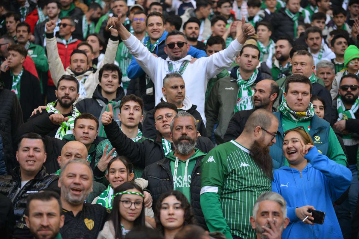 (FOTO GALERİ) BURSASPOR-DÜZCE MAÇINDAN TARAFTAR FOTOĞRAFLARI