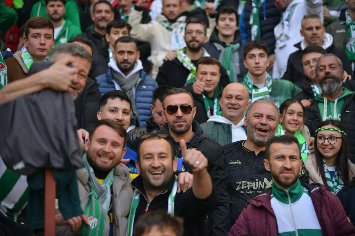 (FOTO GALERİ) BURSASPOR-DÜZCE MAÇINDAN TARAFTAR FOTOĞRAFLARI