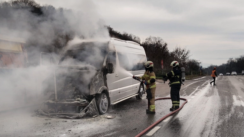 Servis minibüsü alev alev yandı