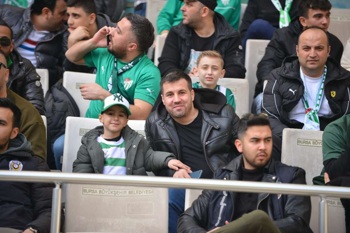 (FOTO GALERİ) BURSASPOR-ERGENE VELİMEŞESPOR MAÇINDAN TARAFTAR FOTOĞRAFLARI