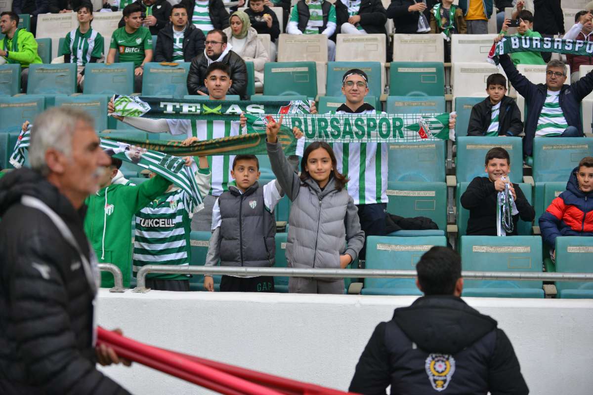 (FOTO GALERİ) BURSASPOR-ERGENE VELİMEŞESPOR MAÇINDAN TARAFTAR FOTOĞRAFLARI