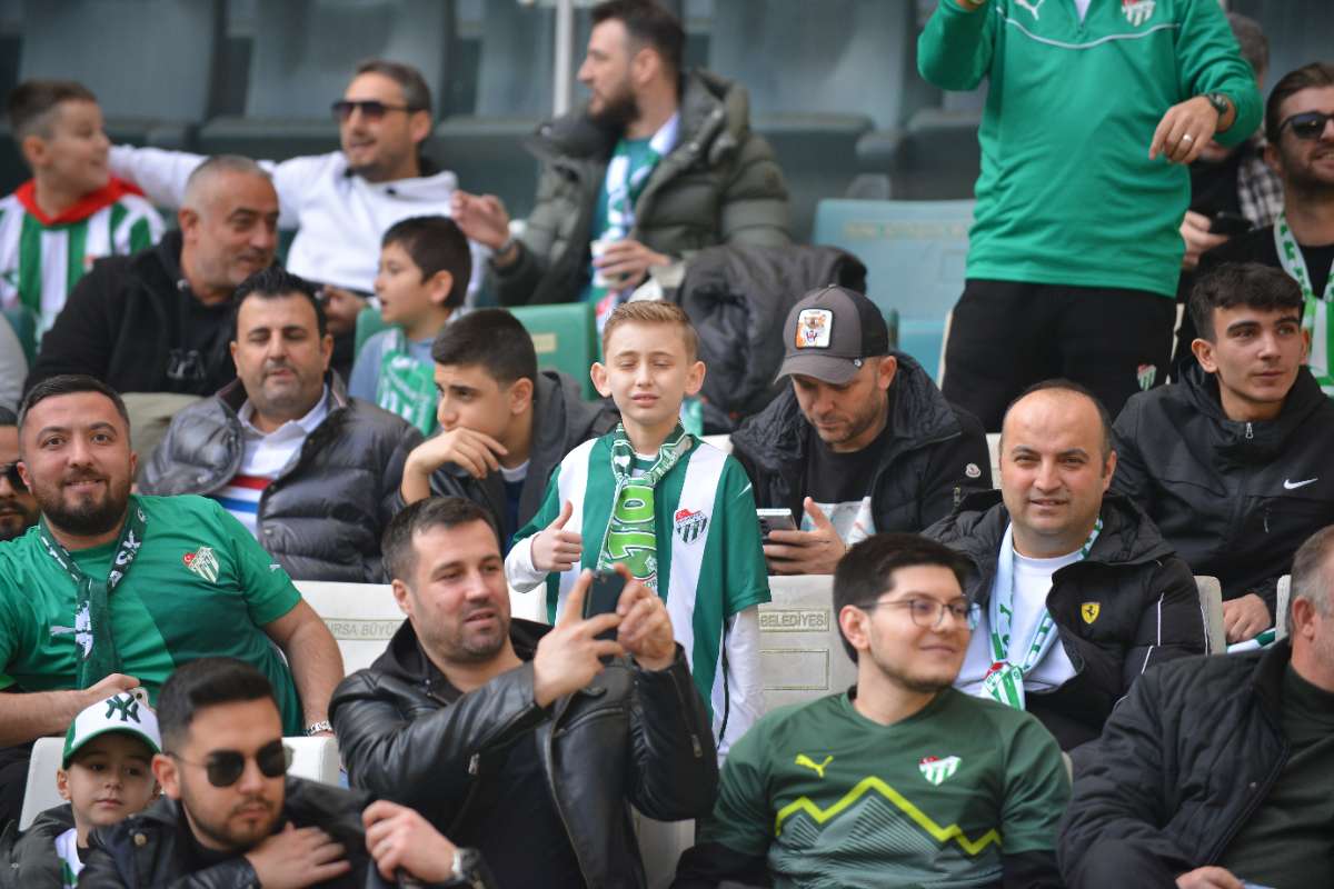 (FOTO GALERİ) BURSASPOR-ERGENE VELİMEŞESPOR MAÇINDAN TARAFTAR FOTOĞRAFLARI