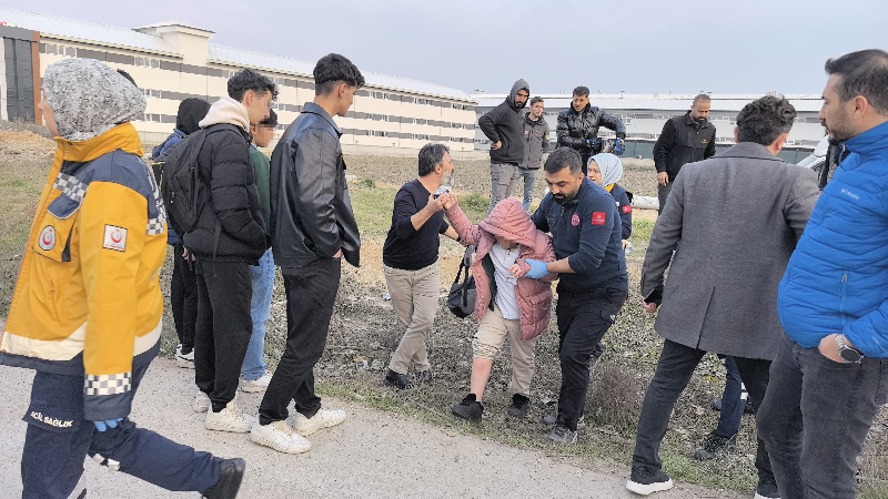 Bursa'da öğrenci servisi otomobille çarpıştı: 6'sı öğrenci 10 yaralı