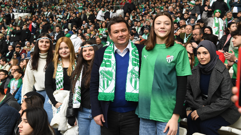 Başkan Aydın, Bursaspor’un maçını öğrencilerle birlikte izledi