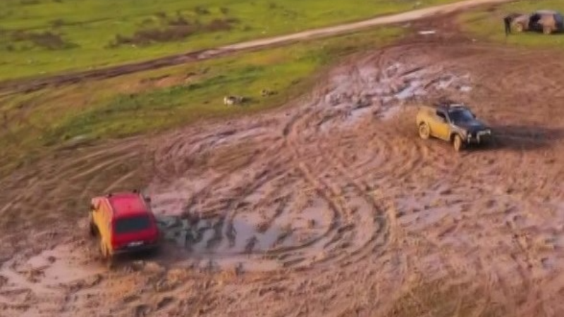 Off-road grubunun çamur içindeki dansı havadan görüntülendi