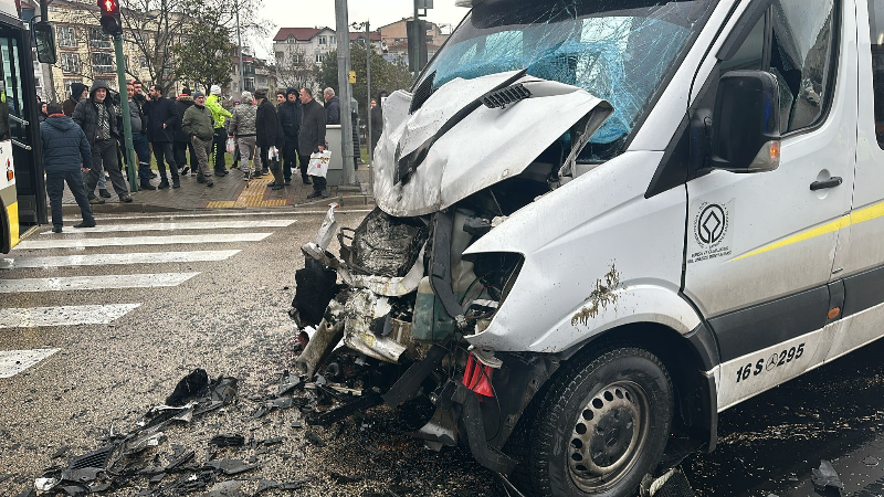 Bursa’da minibüs özel halk otobüsüne çarptı