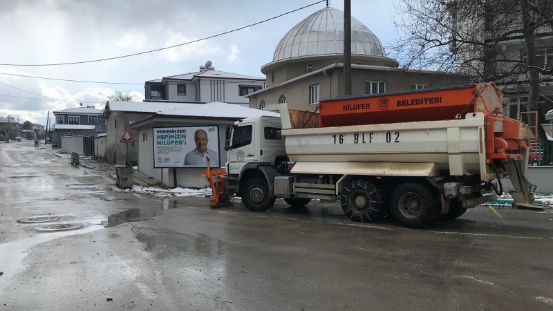 Nilüfer’de yolların açılması için ekipler seferber oldu