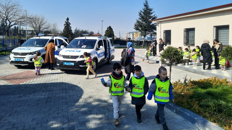 Anaokulu öğrencileri polis merkezini ziyaret etti