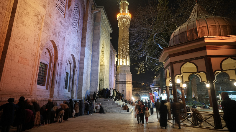 Bursalılar ilk teravih için Ulu Cami'ye koştu