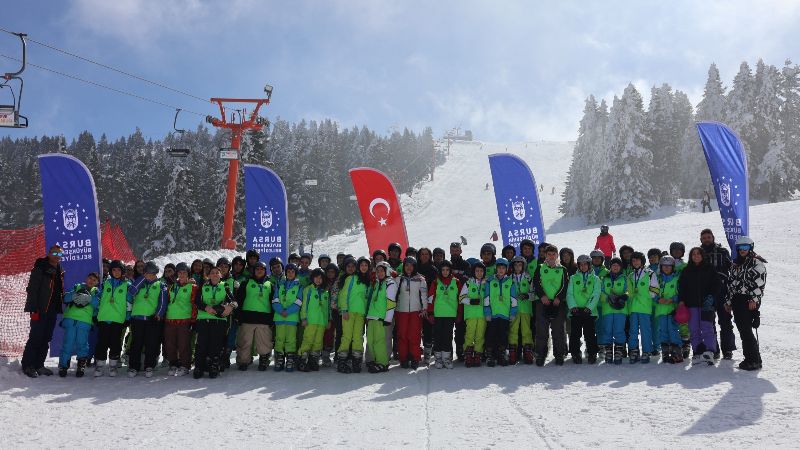 Uludağ’da öğrencilerin kayak heyecanı