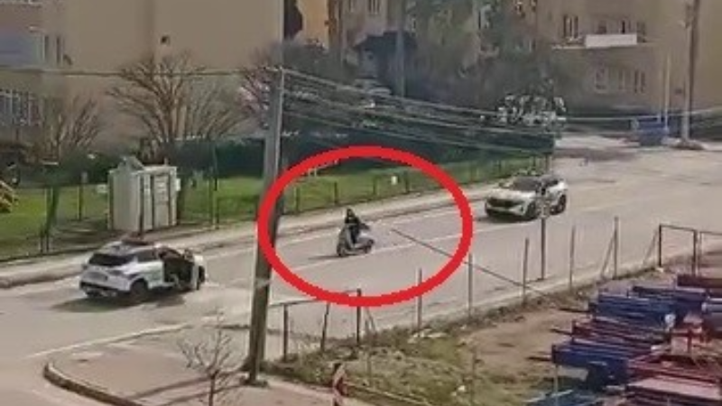 Polis ile ehliyetsiz gencin kovalamacası kamerada...