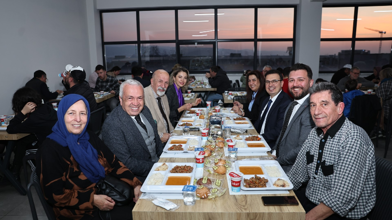 Başkan Şadi Özdemir aşevinde vatandaşlarla iftar yaptı