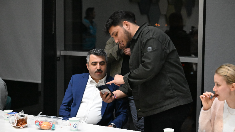 Başkan Yılmaz sahurda gençleri ağırladı