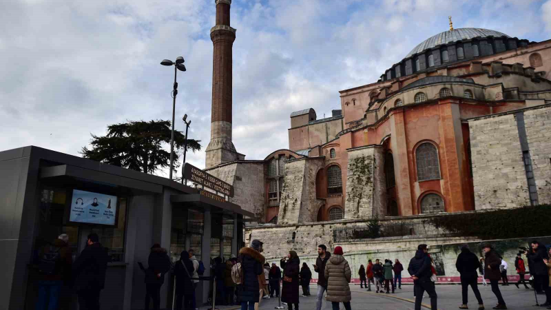 Ayasofya'nın kapısını kırdığı iddia edilen sanığa 1 yıl 8 ay hapis cezası