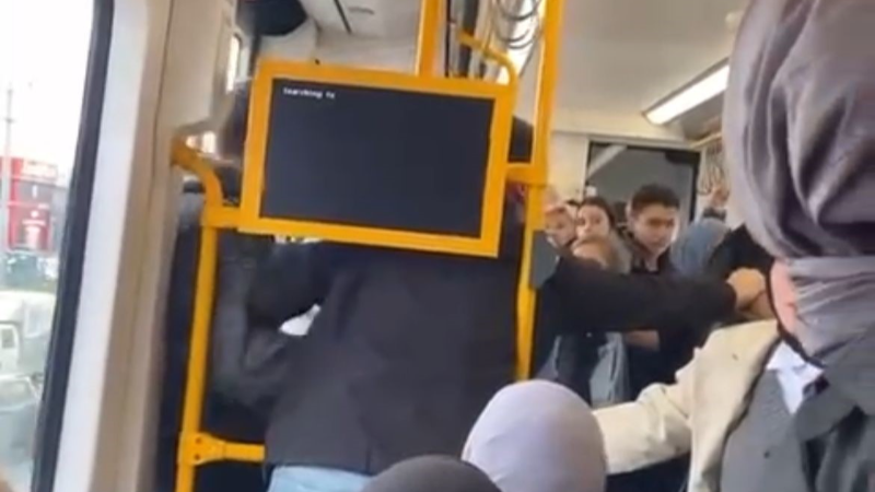 Metroda tartışma kavgaya döndü!