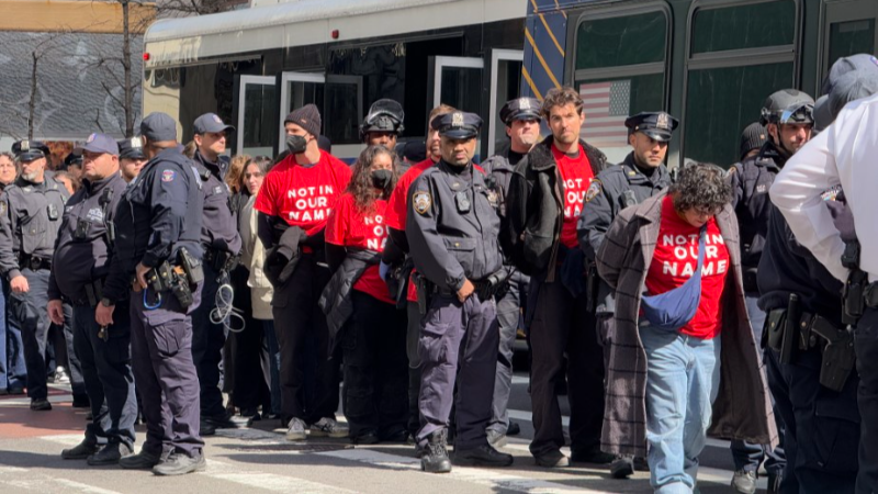 Yahudi protestocular Trump Tower'ı işgal etti! 98 gözaltı