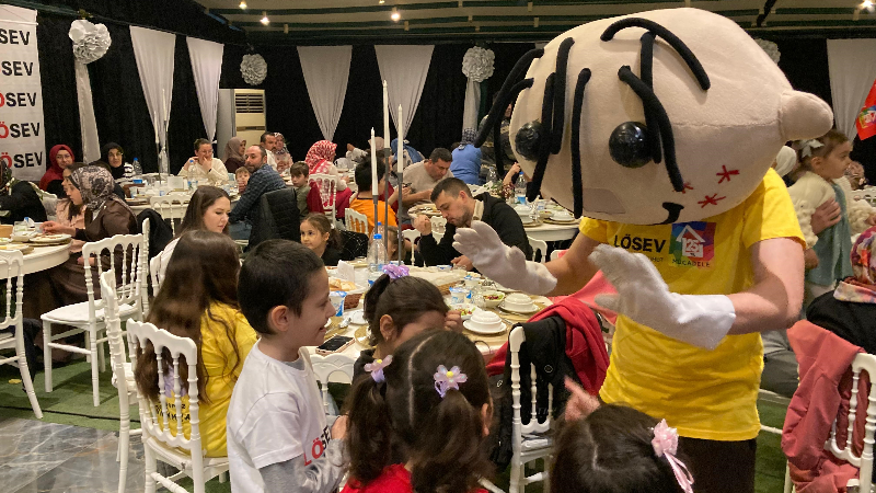 Bursa'da lösemili çocuklar ve aileleri iftar yemeğinde bir araya geldi