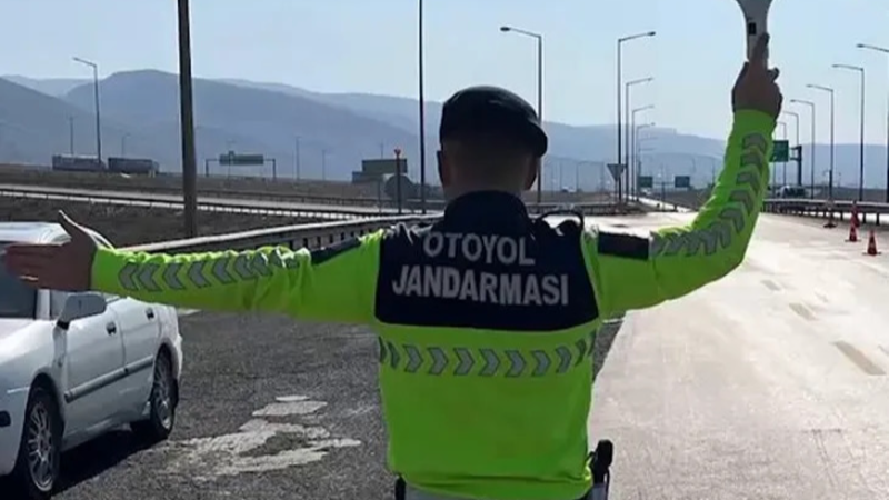 Trafikte yasak çakarlara yakın takip